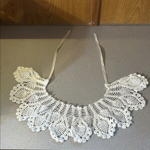 Elegant White Crocheted Collar